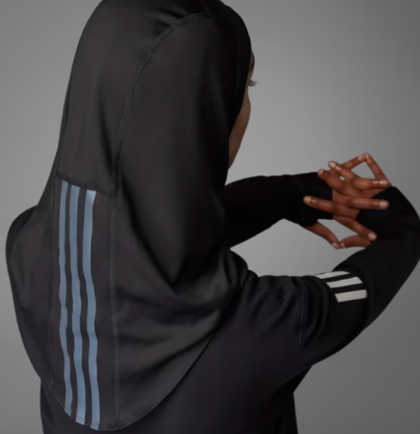 Hijab dengan pola garis-garis sporty